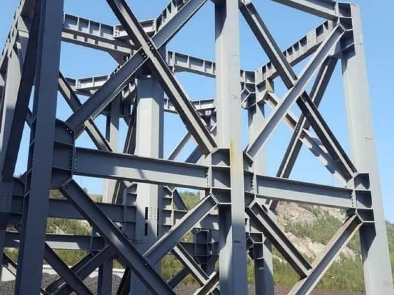 Torre metálica montada em campo