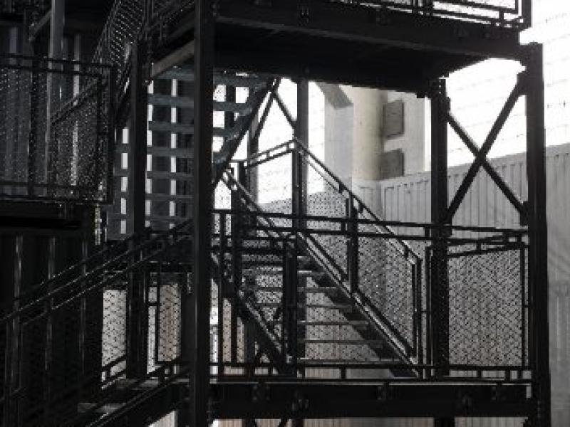 Estrutura de acesso a equipamentos com escadas